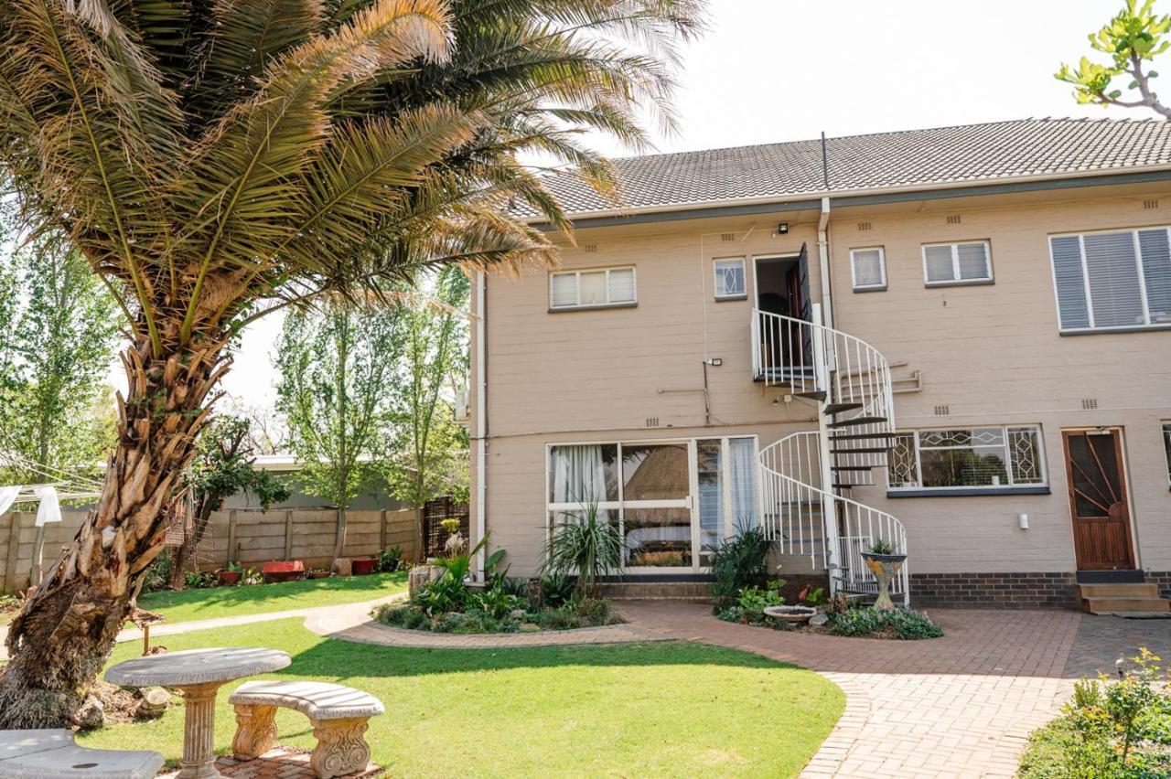 Opstal Gastehuis Potchefstroom Exterior photo